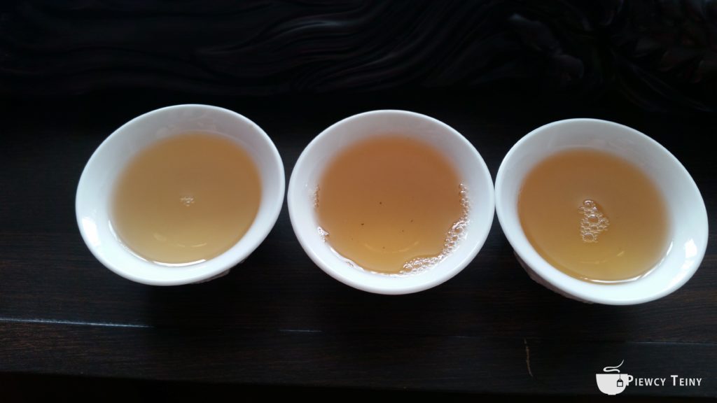 Trzy czarki z parzeniem herbaty oolong.